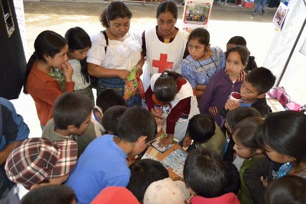 Niños de tres comunidades de Santa Cruz del Quiché participan en   charla de   la  Cruz Roja.