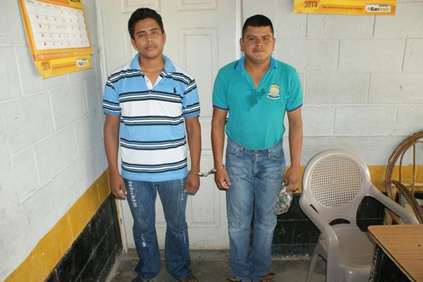 <strong>Capturados en Melchos de Mencos, Petén, por contrabando de mercadería procedente de Belice</strong>. (Foto Prensa Libre: Rigoberto Escobar)<br _mce_bogus="1"/>