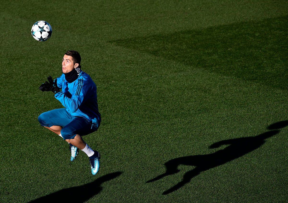Cristiano Ronaldo, durante el entrenamiento del Real Madrid. (Foto Prensa Libre: AFP)