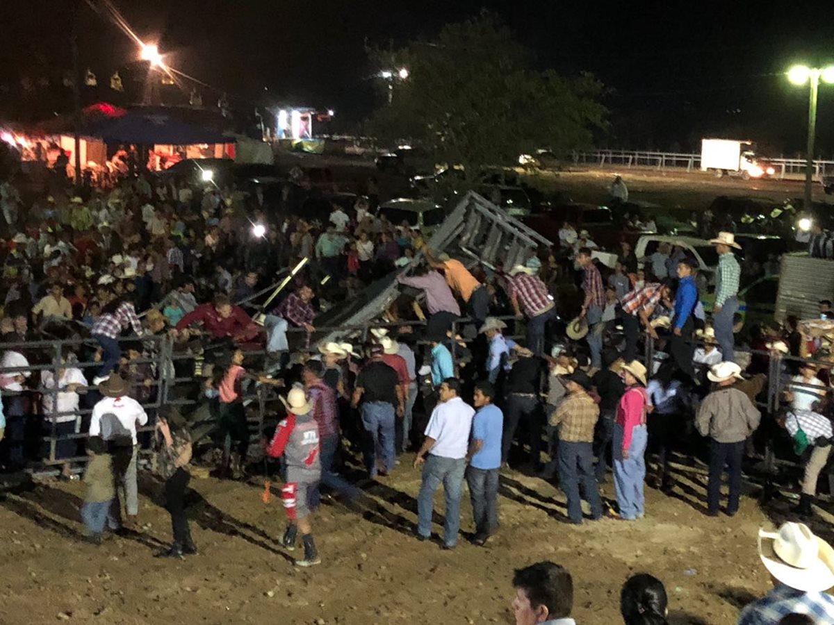 Varios asistentes al jaripeo de Jutiapa resultaron heridos al desplomarse una de las tarimas. (Foto Prensa Libre: Cortesía)