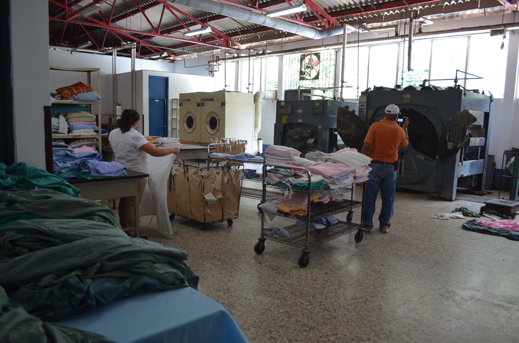 El servicio de lavandería en el Hospital Nacional de Retalhuleu, fue suspendido porque las lavadoras y secadoras sufrieron daños. (Prensa Libre: Jorge Tizol).