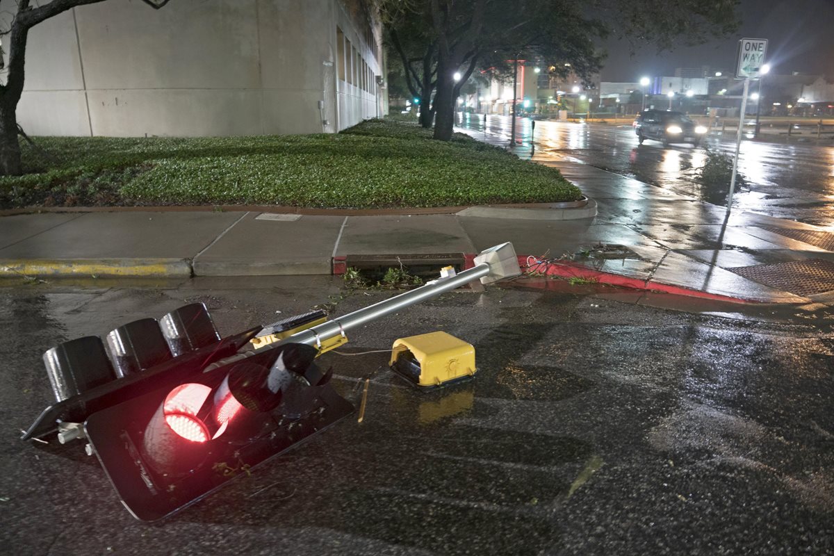 Una semáforo fue derribada por los fuertes vientos provocados por del huracán Harvey en Corpus Christi, Texas, EE.UU.(Foto Prensa Libre: EFE).