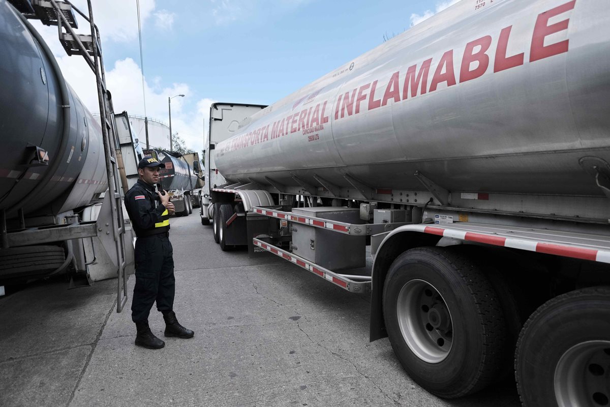 Varios camiones cisterna en los planteles de la estatal Refinadora Costarricense de Petróleo (RECOPE), esperan a ser abastecidos para distribuir el combustible a gasolineras de todo el país. (Foto Prensa Libre: EFE)