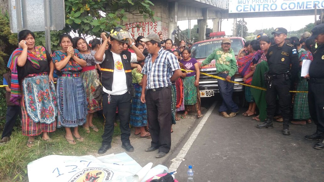 Familiares y vecinos llegan a identificar a la niña que murió arrollada por un vehículo en la ruta Interamericana. (Foto Prensa Libre: Víctor Chamalé)