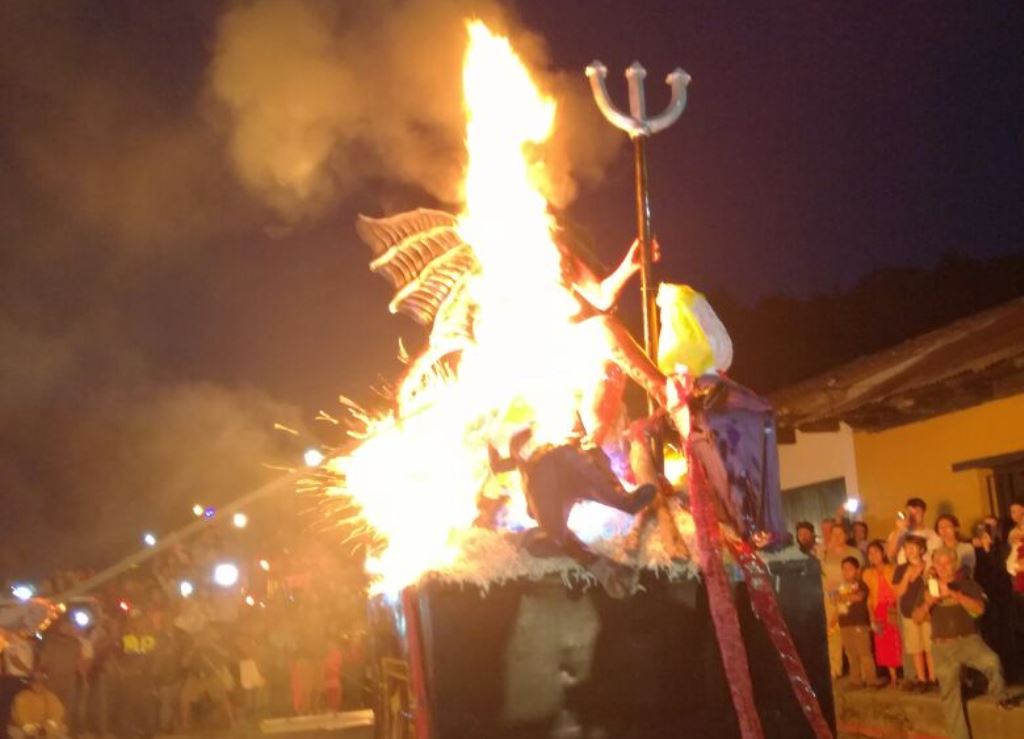 Efigie de la diabla se quema en la ciudad colonial. (Foto Prensa Libre: Miguel López).