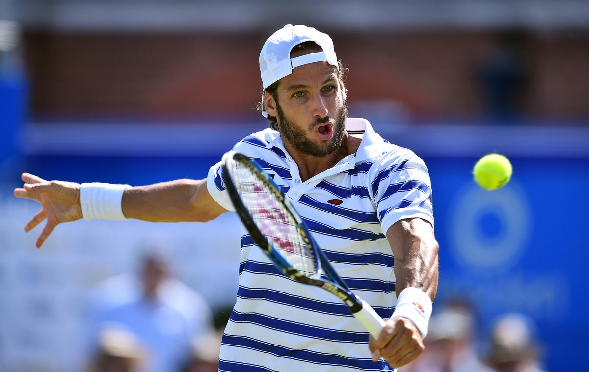 Feliciano López devuelve la pelota a Stan Wawrinka, durante el partido disputado este martes. (Foto Prensa Libre: AP)