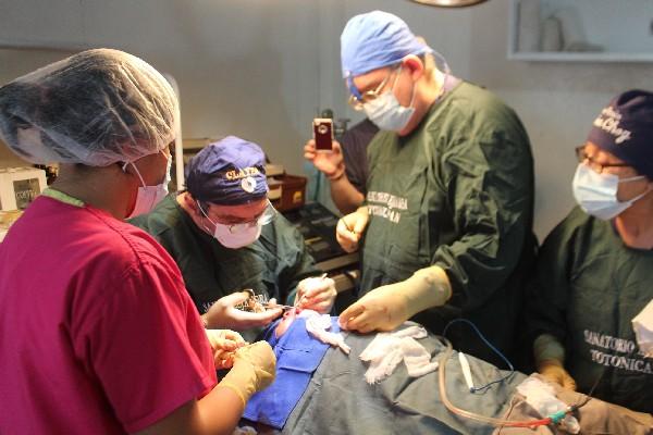 Médicos practican        cirugías de labio leporino y paladar hendido, en Totonicapán.