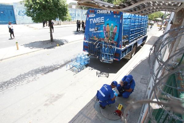 Peritos del Ministerio Público levantan indicios en el sitio donde estalló  la granada, en la zona 18.