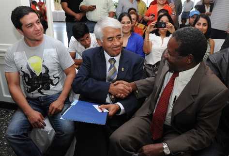 Momento en el que se eligió a las autoridades deportivas del Comité Olímpico Guatemalteco, cuando fue reelecto Sergio Camargo —al centro—.