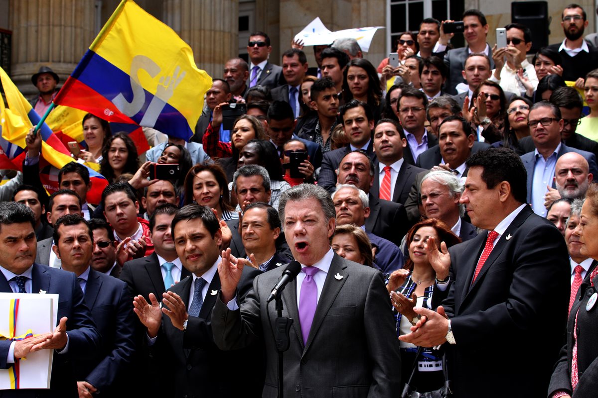El presidente Juan Manuel Santos (segundo de derecha a izquierda), da declaraciones luego de entregar el acuerdo al Congreso. (Foto Prensa Libre: AFP).