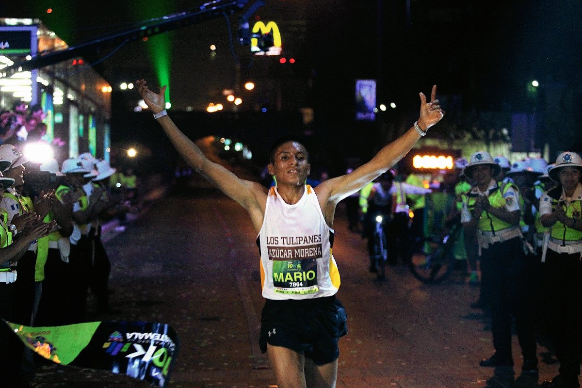 Mario Pacay celebra la entrada a la meta (Foto Prensa Libre: Carlos Vicente)