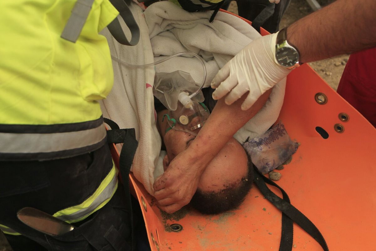 Rony, el primer rescatado con vida bajo los escombros (Foto Prensa Libre: Edwin Bercián)