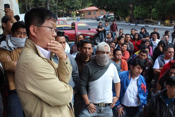 Fredy Lee, de la administración de la maquila conversa con  empleados.