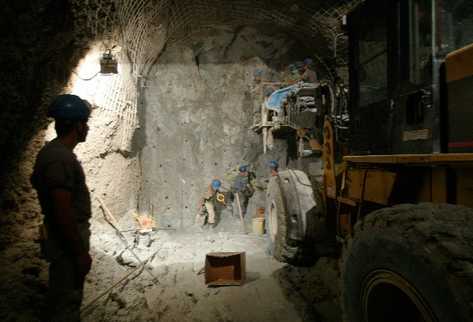 Trabajadores, durante la perforación de túneles en  la mina Marlin, en San Miguel Ixtahuacán, San Marcos, para la extracción de oro y plata.