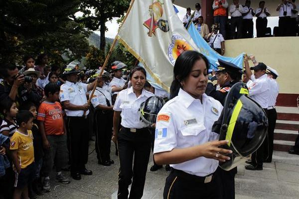 Grupo de socorristas se gradúa en la 128 Compañía de Bomberos Voluntarios inaugurada en Rabinal. (Foto Prensa Libre: Carlos Grave)