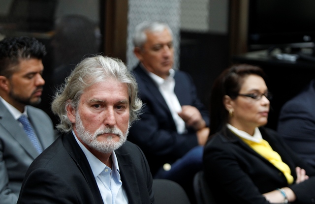 Juan José Suárez captado durante la audiencia de primera declaración. Al fondo, Otto Pérez Molina y Roxana Baldetti. (Foto Prensa Libre: Paulo Raquec)