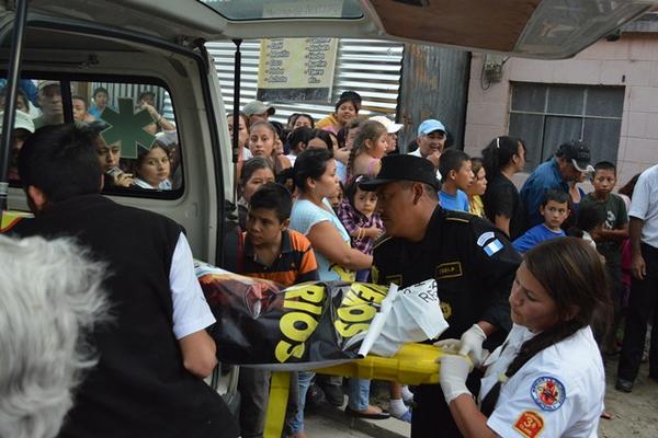 Socorristas trasladan el cadáver de la mujer que fue estrangulada en una casa en Malacatancito, Huehuetenango. (Foto Prensa Libre: Mike Castillo)<br _mce_bogus="1"/>