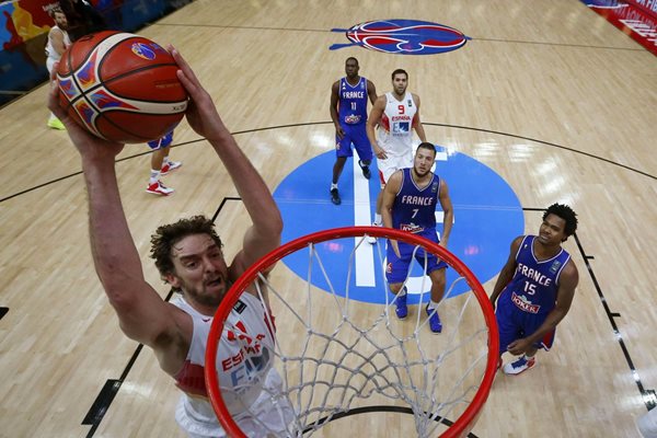 El pívot de la selección española Pau Gasol (i) machaca la canasta francesa, durante el partido de semifinales del Europeo de baloncesto entre Francia y España (Foto Prensa Libre: EFE)