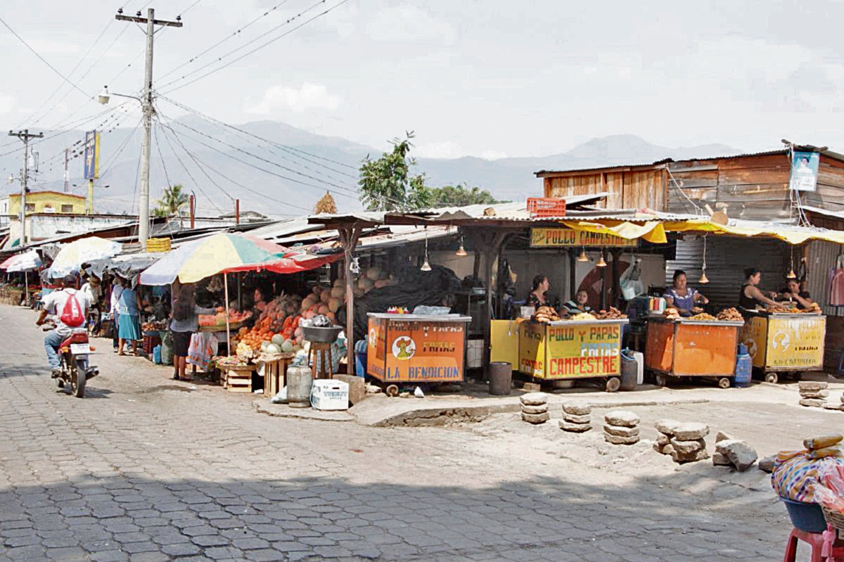 Vendedores permanecen  en el espacio donde debería haber sido construido el nuevo mercado de Salamá, Baja Verapaz.