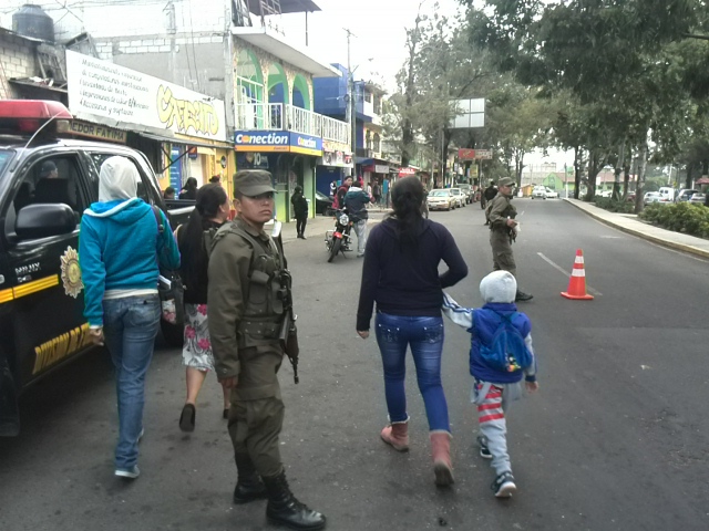 Decenas de policías y soldados participan en un plan de seguridad ciudadana. (Foto Prensa Libre: Estuardo Paredes)