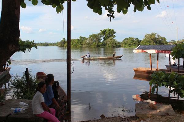 Una familia residente del barrio El Pescador, en Sayaxché, Petén, observa como crece el río La Pasión. (Foto Prensa Libre: Rigoberto Escobar).