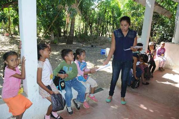Niños de El Jícaro, Cuilapa, estudian en una casa porque la escuela no ha sido reconstruida. (Foto Prensa Libre: Oswaldo Cardona)
