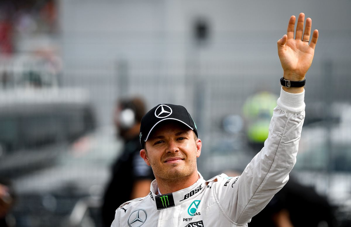 Rosberg saluda a sus fans al finalizar la clasificación de este sábado. (Foto Prensa Libre: AFP)