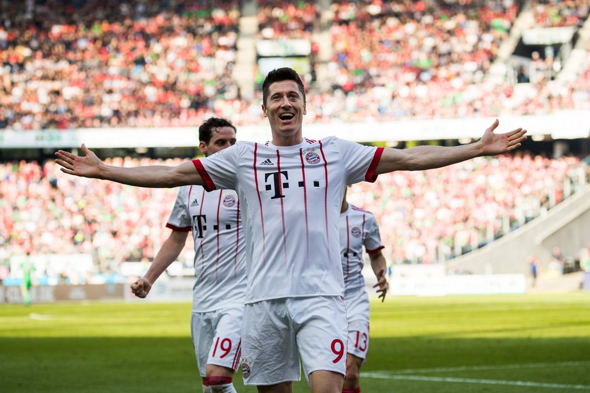 Robert Lewandowski festeja luego de su anotación. (Foto Prensa Libre: AFP)