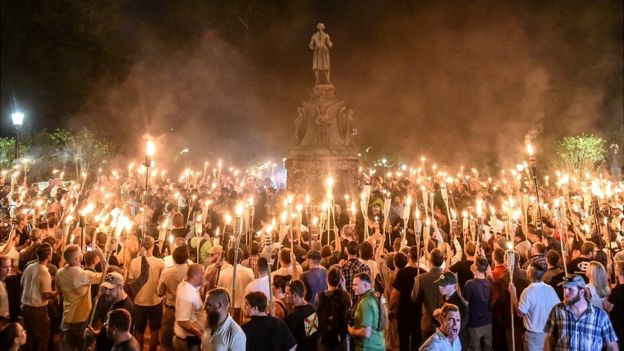 Supremacistas blancos rodearon una estatua de Thomas Jefferson mostrando sus antorchas en la noche del 11 de agosto de 2017. (Reuters)