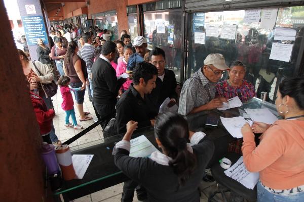 Guatemaltecos tramitan su pasaportes en las oficinas de Migración de zona 4.<br _mce_bogus="1"/>