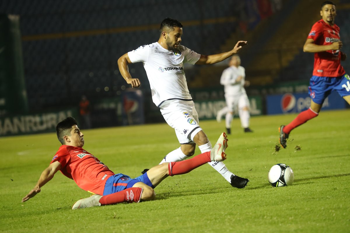 Frank de León, de los rojos, y Kener Lemus en una acción del clásico. (Foto Prensa Libre: Esbin García).