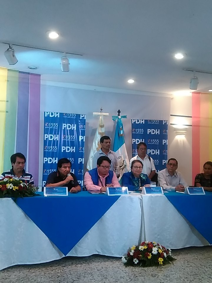 Representantes de víctimas del conflicto armando y la PDH presentaron su preocupación sobre el cumplimiento de la política de resarcimiento (Foto Prensa Libre: Geldi Muñoz)