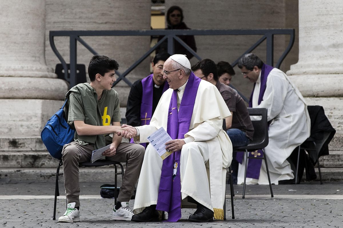El papa Francisco se reunió con jóvenes en la plaza. (Foto Prensa Libre: AP)