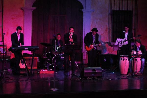 José Andres Barrios, cantante, y los demás integrantes del grupo Astton, interpretaron temas de Frank Sinatra. (Foto Prensa Libre: Edwin Castro)