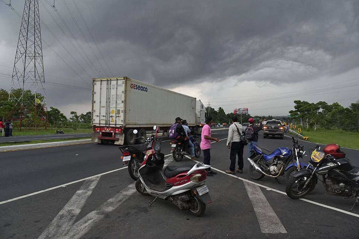 La Ruta Nacional 14 fue cerrada por el riesgo de que el material piroclástico alcanzara la autopista Palín-Escuintla. (Foto Prensa Libre: EFE)