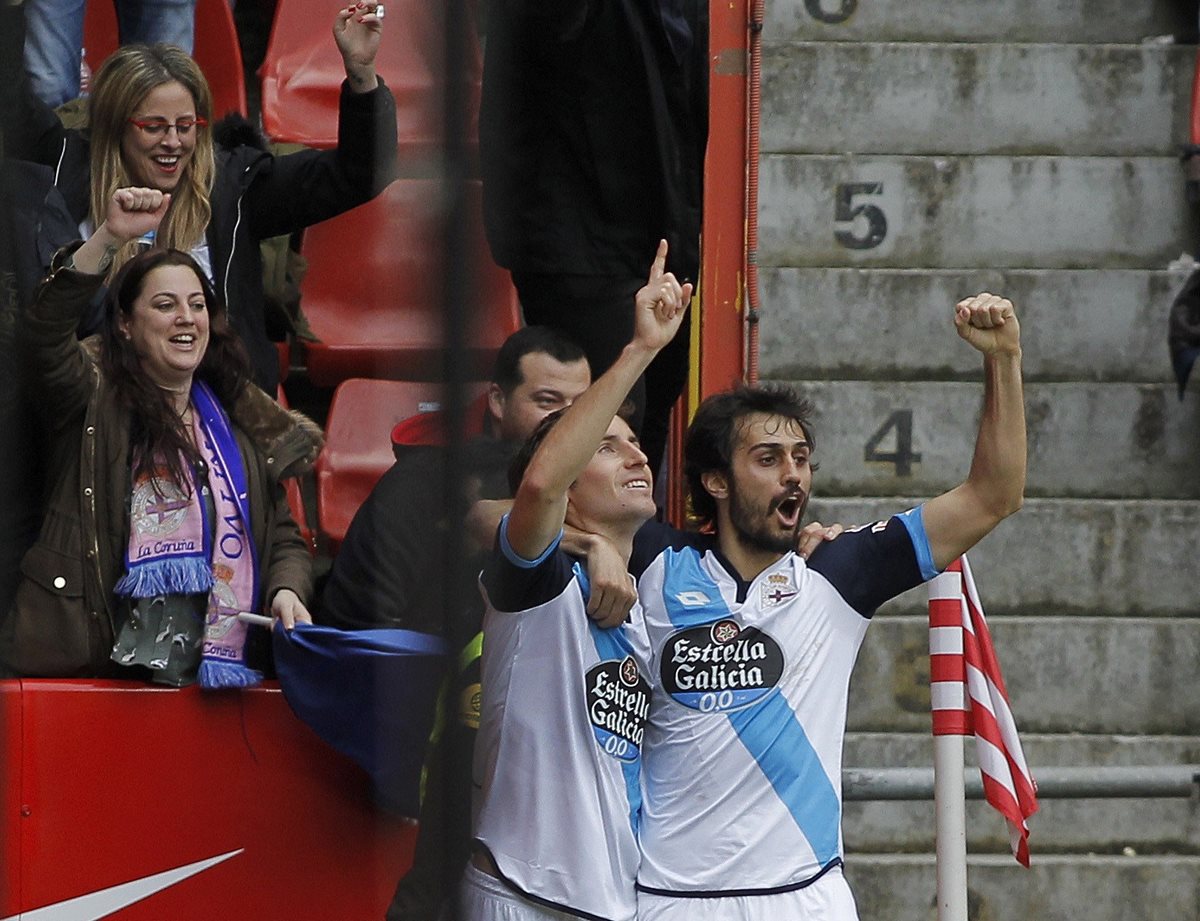 Pedro Mosquera celebra su gol frente al Sporting. (Foto Prensa Libre: EFE)