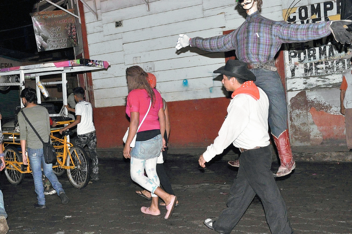 Muñecos de Judas son llevados por las calles de Coatepeque. Luego, los participantes se concentran en el parque central. (Foto Prensa Libre: E. O. Girón)