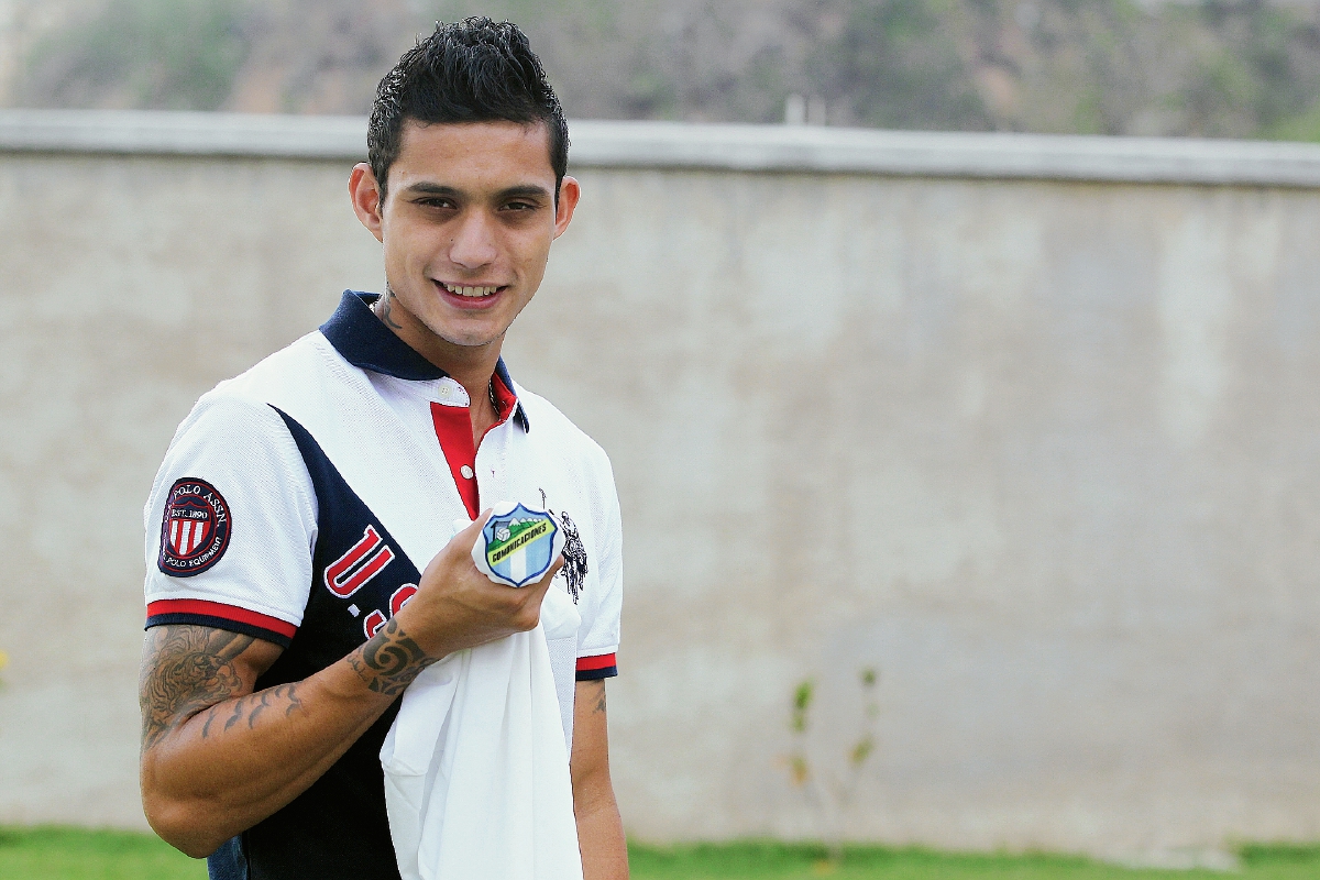 Jorge Aparicio, jugador de Comunicaciones, comparte su historia de vida en el futbol. (Foto Prensa Libre: Fernando López R.)