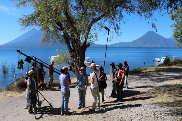 La película Otros cuatro litros tiene como escenario al Lago de Atitlán. (Foto Prensa Libre: Ángel Julajuj)
