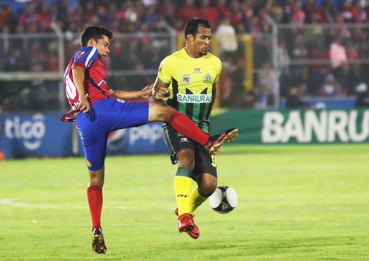 Ángel Rodríguez (derecha) fue el autor del gol del empate en la final de ida entre Xelajú y Guastatoya, en el estadio Mario Camposeco, el miércoles pasado. (Foto Prensa libre: Edwin Fajardo)