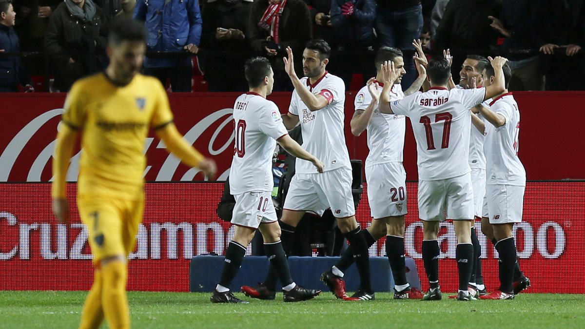 Los jugadores del Sevilla festejan el aplastante triunfo frente al Málaga. (Foto Prensa Libre: EFE)