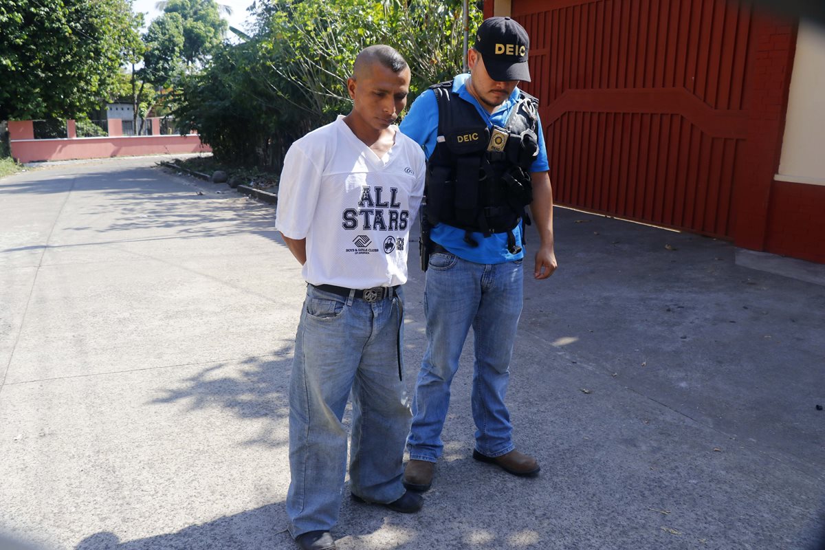 Ariel Felipe López Cua, de 31 años, fue llevado por agente de la PNC al Juzgado de Paz de San Martín Zapotitlán, Retalhuleu. (Foto Prensa Libre: Rolando Miranda)