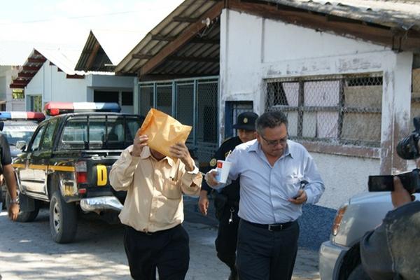 Los fiscales detenidos fueron llevados a la comisaría de Chiquimula. (Foto Prensa Libre: Edwin Paxtor)<br _mce_bogus="1"/>