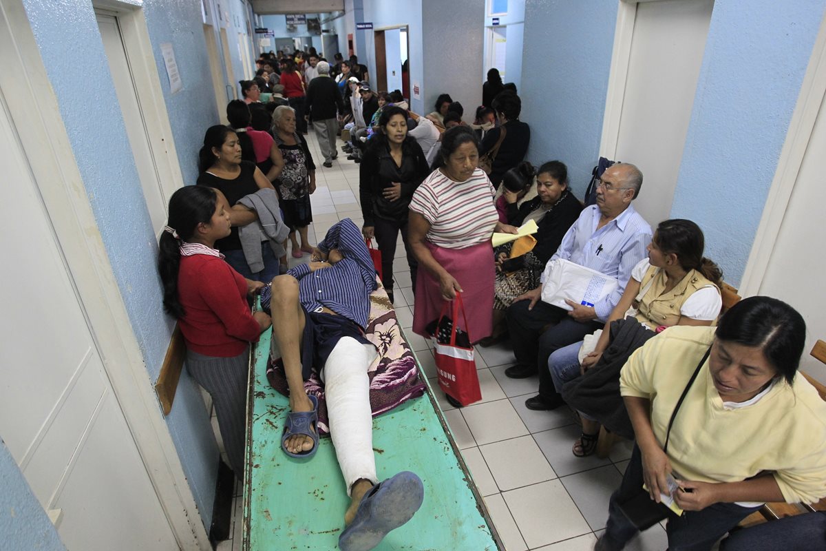 Médicos y pacientes sufren a diario carencias similares en la red de hospital del estado. (Foto Prensa Libre: Edwin Bercián)