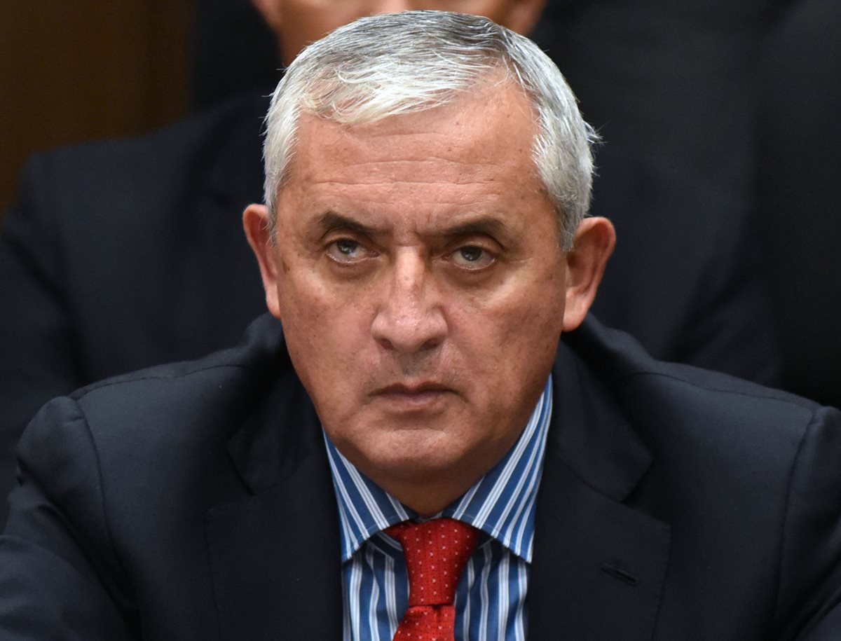 Otto Pérez Molina escucha las acusaciones en su contra. (Foto Prensa Libre: AFP)