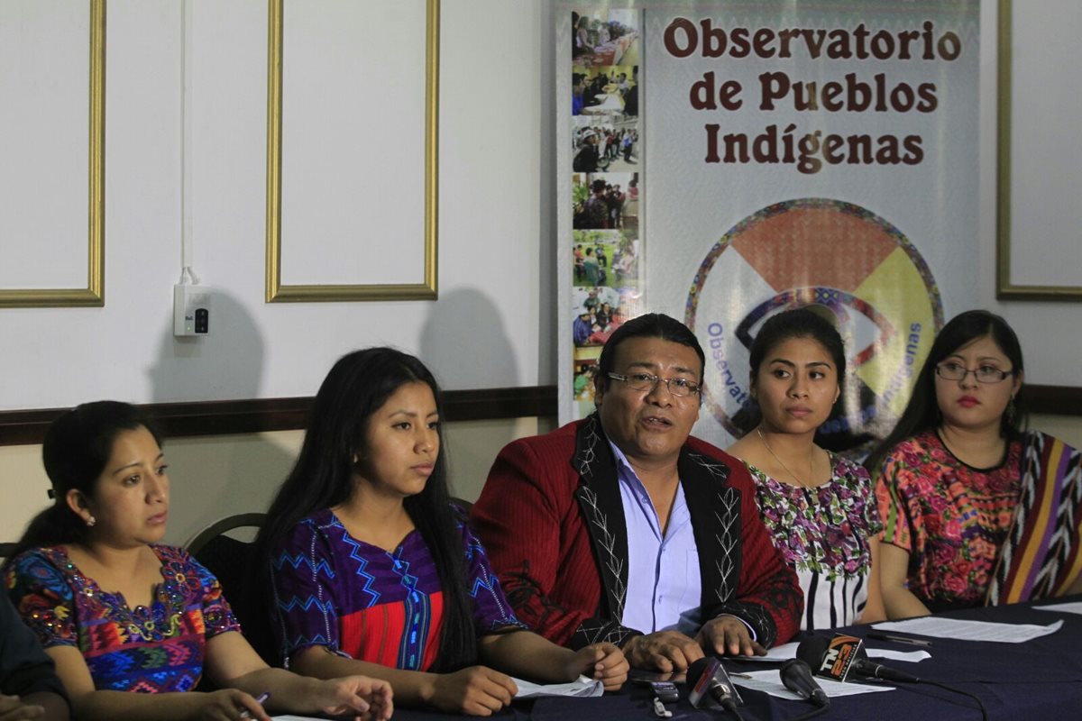 Integrantes del Observatorio de Pueblos Indígenas anuncian la creación del Observatorio por la Transparencia, para fiscalizar al próximo gobierno. (Foto Prensa Libre: Edwin Bercián)