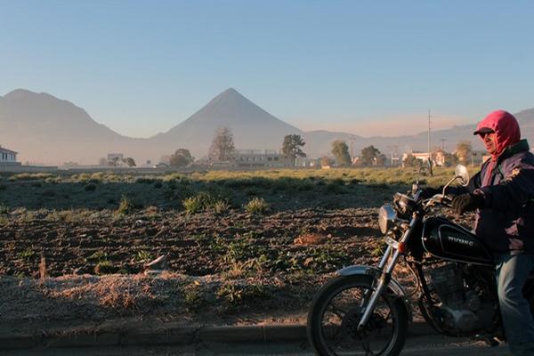 Motorista viaja muy abrigado, debido a los -3 grados centígrados que se registraron esta mañana en Quetzaltenango. (Foto Prensa Libre: Carlos Ventura)<br _mce_bogus="1"/>