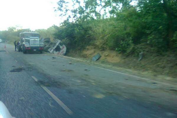 Cabezal vuelca en kilómetro 49 de la ruta antigua a Palín. (Foto cortesía de Judith del Cid)