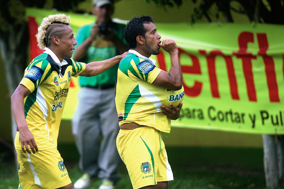 Solalinde dedica el gol a su hijo que está por nacer. (Foto Prensa Libre:Norvin Mendoza)