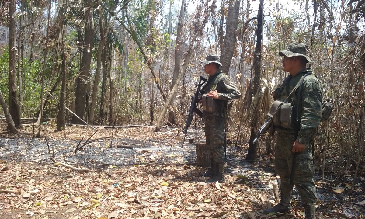 Efectivos militares vigilarán el área para evitar que invasores incendien otras partes de la Biosfera Maya. (Foto Prensa Libre: Rigoberto Escobar).